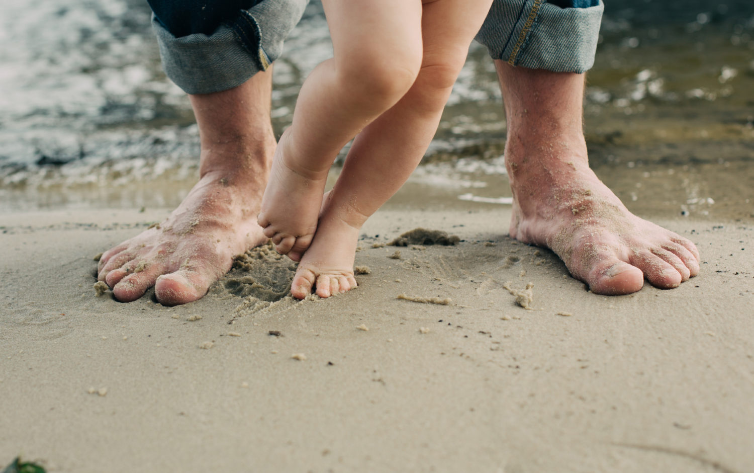 отец ноги сын. папа ноги. ноги отца. Nike air max 90 on feet. маленькие ножки.